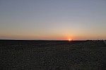 Slunce zapadá nad planinou Nazca