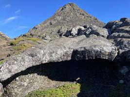 Jeskyně pod vrcholem