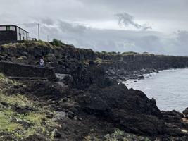 Pobřeží u skály Cachorro