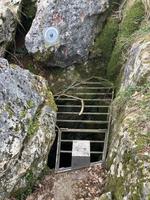 Jama v Partu pri ogradi