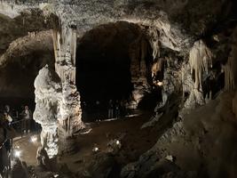 Briliant před stalagnátem