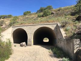 Tunel pod dálnicí